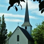 Nissaströms kyrka ligger alldeles intill. Perfekt för bröllop eller konfirmandläger.